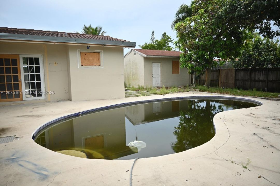 На продажу: $1,050,000 (5 спален, 3 ванн, 1814 Квадратных фут)