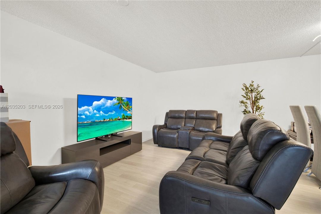 For Sale: $349,900 (3 beds, 2 baths, 1850 Square Feet)