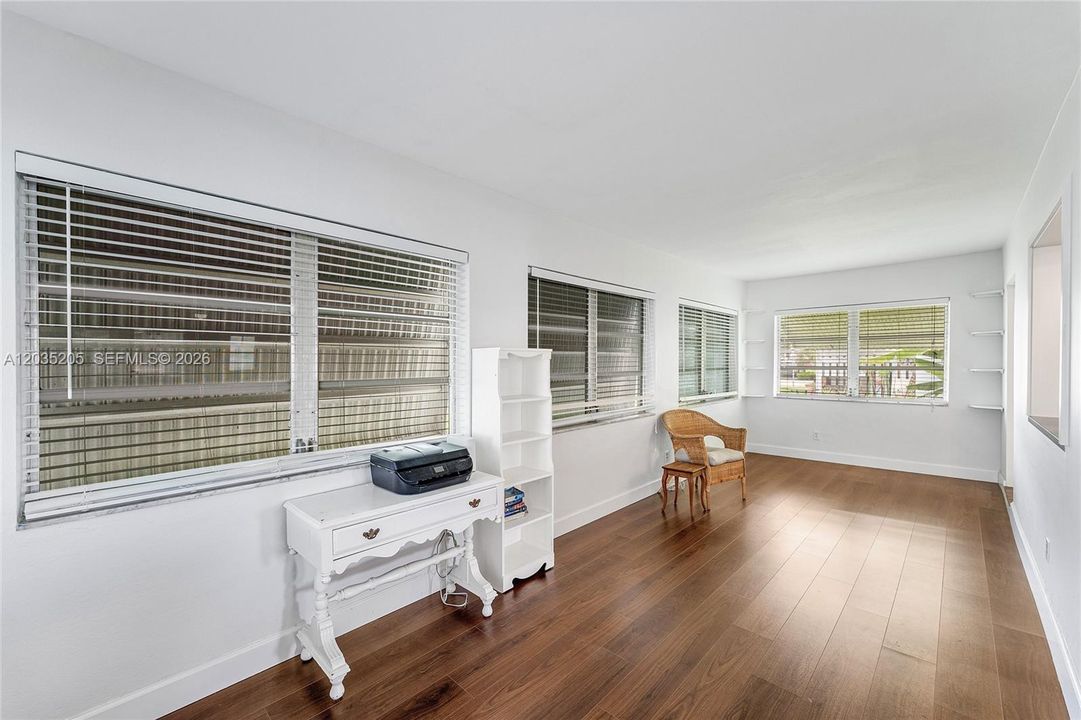 For Sale: $325,000 (2 beds, 2 baths, 1318 Square Feet)