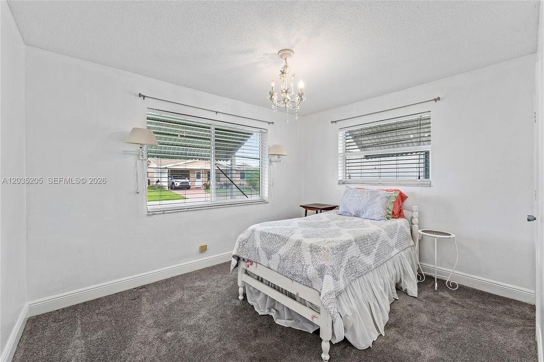 For Sale: $325,000 (2 beds, 2 baths, 1318 Square Feet)