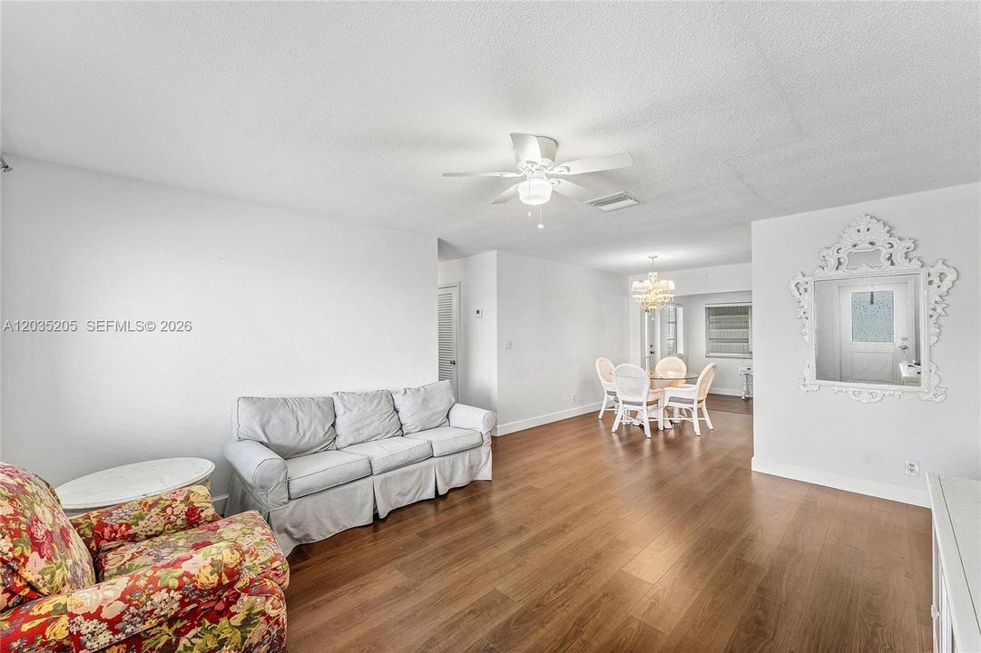 For Sale: $325,000 (2 beds, 2 baths, 1318 Square Feet)