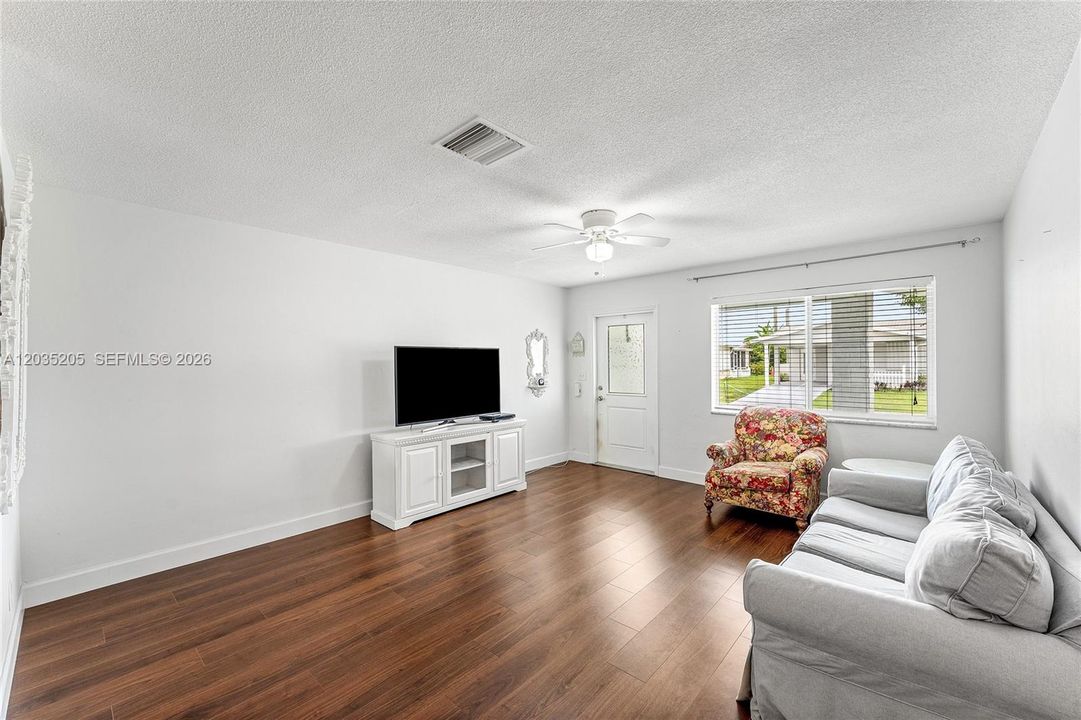 For Sale: $325,000 (2 beds, 2 baths, 1318 Square Feet)