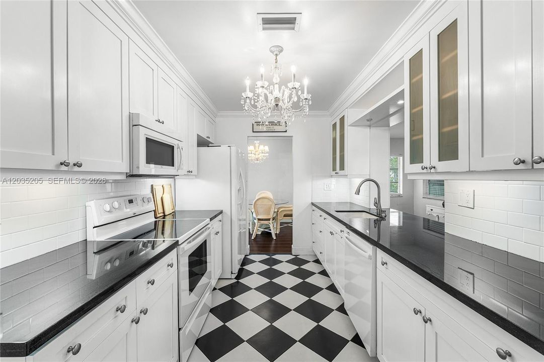 For Sale: $325,000 (2 beds, 2 baths, 1318 Square Feet)