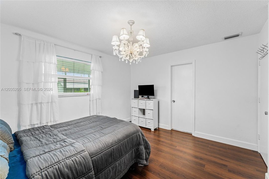 For Sale: $325,000 (2 beds, 2 baths, 1318 Square Feet)