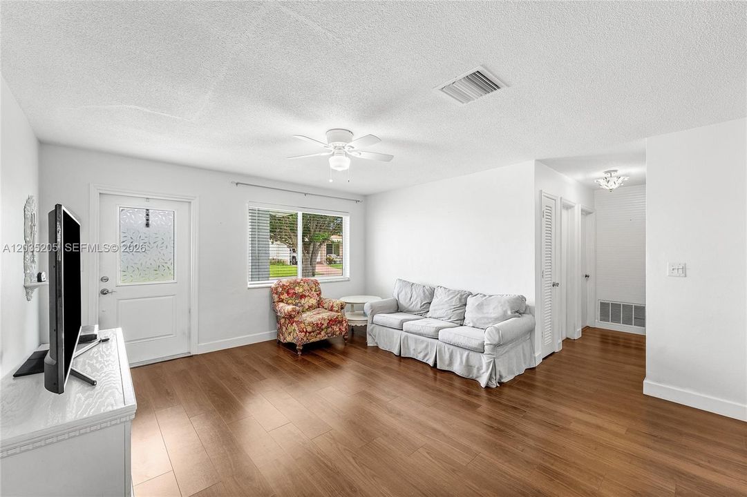 For Sale: $325,000 (2 beds, 2 baths, 1318 Square Feet)