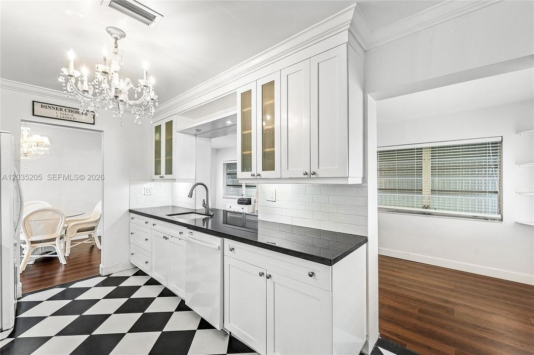For Sale: $325,000 (2 beds, 2 baths, 1318 Square Feet)