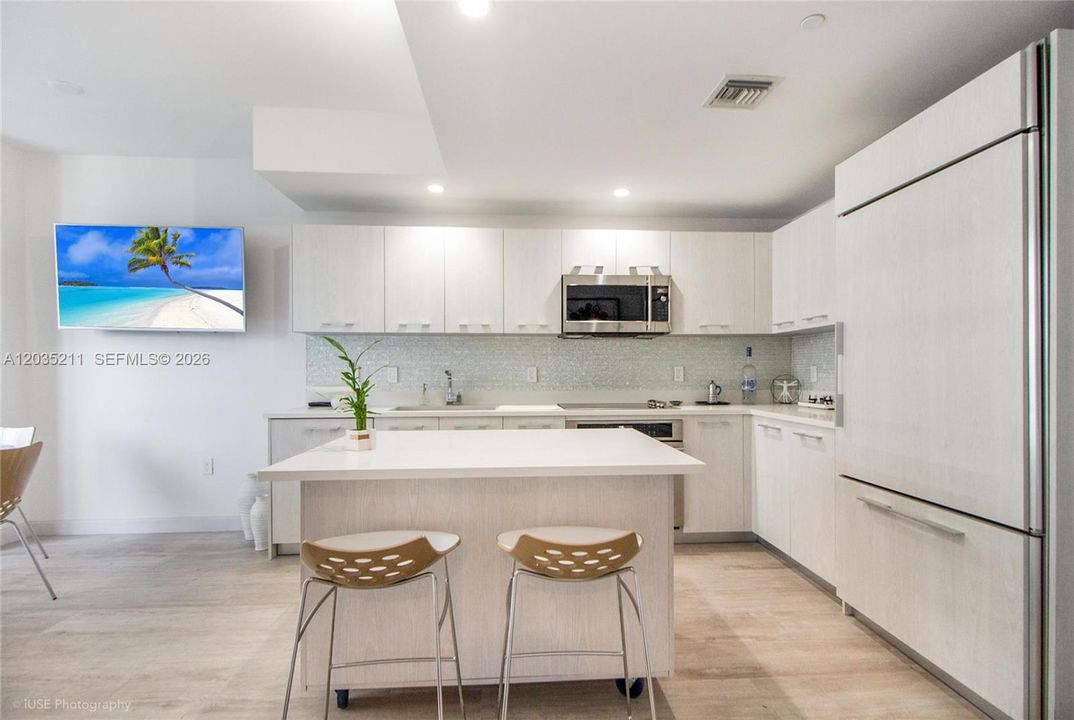 For Rent: $3,950 (1 beds, 1 baths, 609 Square Feet)