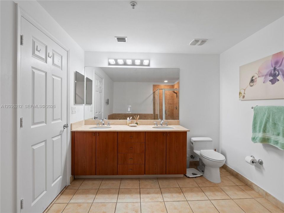 MASTER BATHROOM WITH DOBLE SINKS, SEPARATE SHOWER & JACUZZI