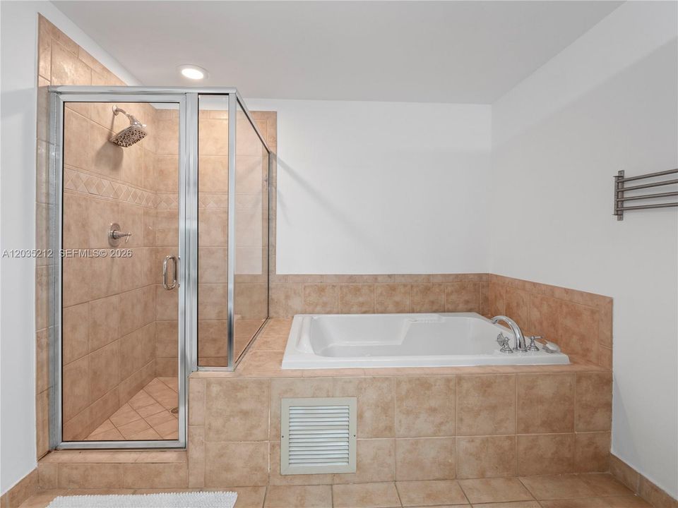 MASTER BATHROOM WITH DOBLE SINKS, SEPARATE SHOWER & JACUZZI