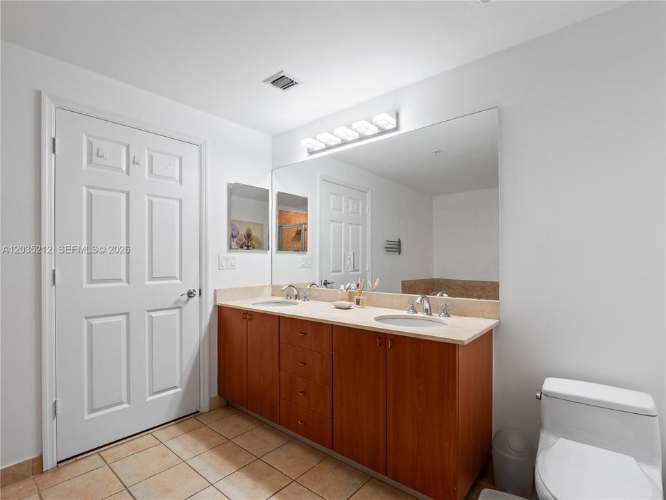 MASTER BATHROOM WITH DOBLE SINKS, SEPARATE SHOWER & JACUZZI
