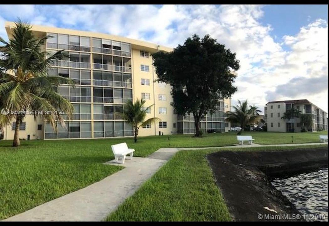 For Sale: $185,000 (1 beds, 1 baths, 817 Square Feet)