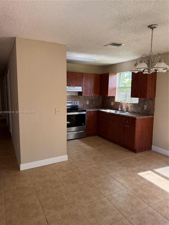 For Rent: $2,800 (3 beds, 1 baths, 1050 Square Feet)