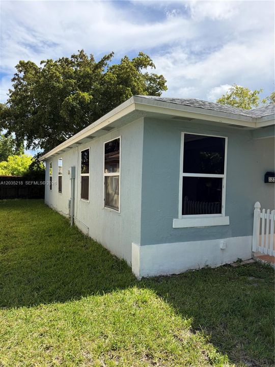 For Rent: $2,800 (3 beds, 1 baths, 1050 Square Feet)
