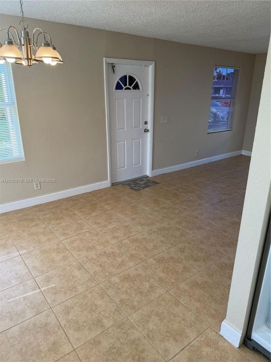 For Rent: $2,800 (3 beds, 1 baths, 1050 Square Feet)
