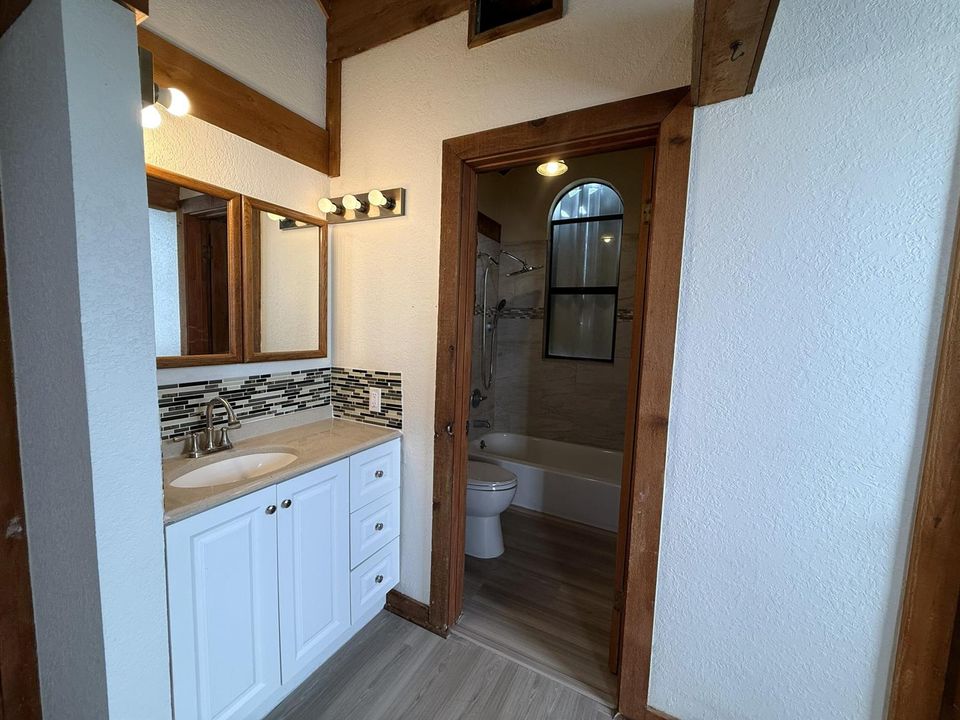 upstairs primary bath