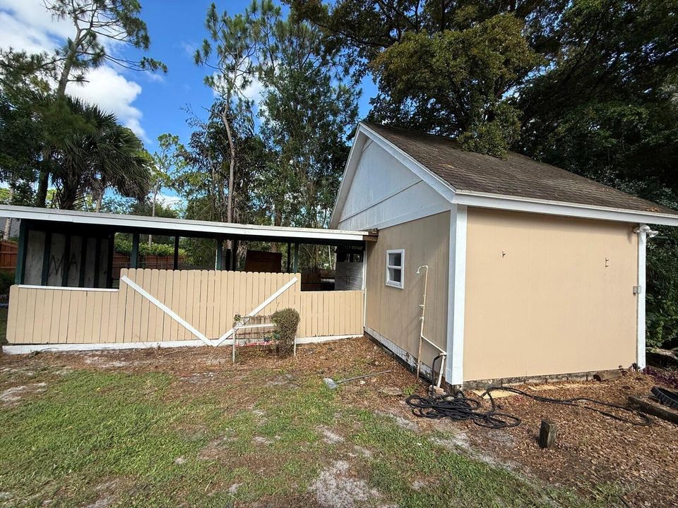 Barn with 2 stalls, feed stall from back