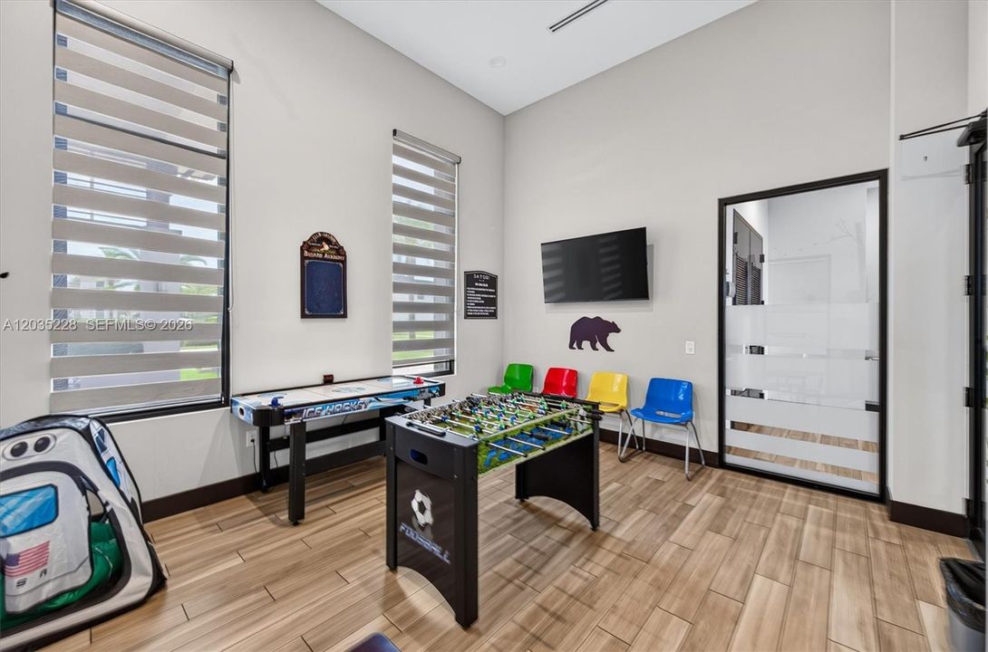 For Rent: $3,550 (3 beds, 2 baths, 1692 Square Feet)