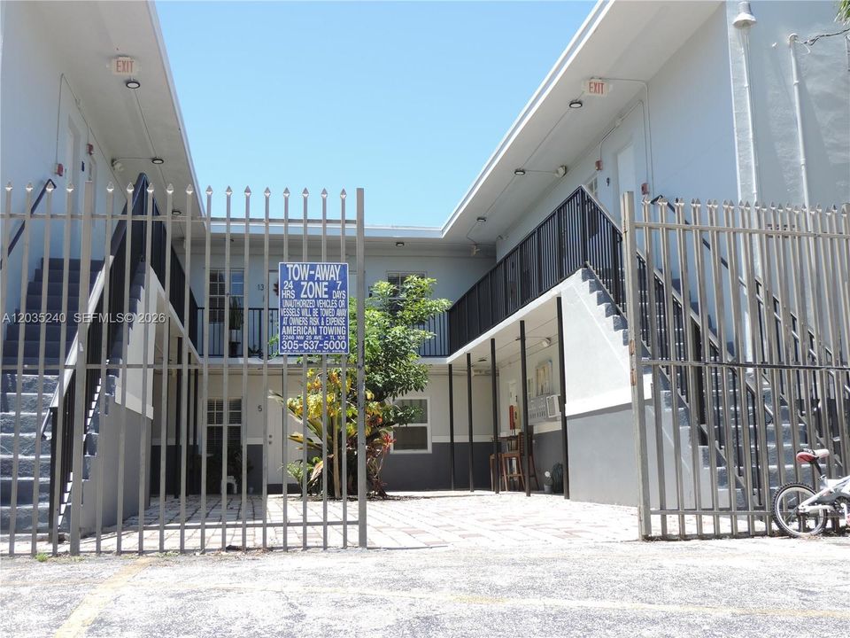 For Sale: $375,000 (1 beds, 1 baths, 479 Square Feet)
