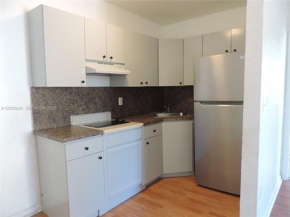 For Sale: $375,000 (1 beds, 1 baths, 479 Square Feet)