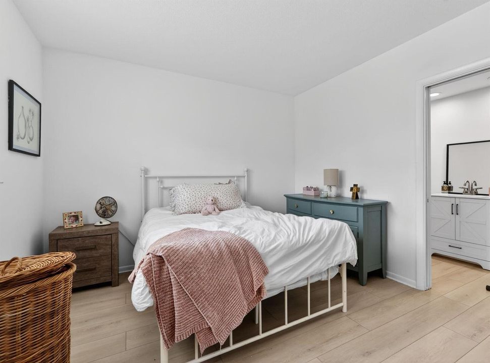 Primary Bedroom w/ en-suite Bathroom