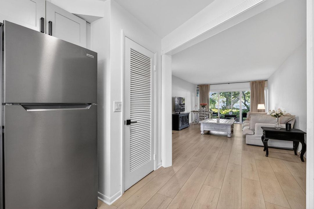 Kitchen w/ walk-in pantry