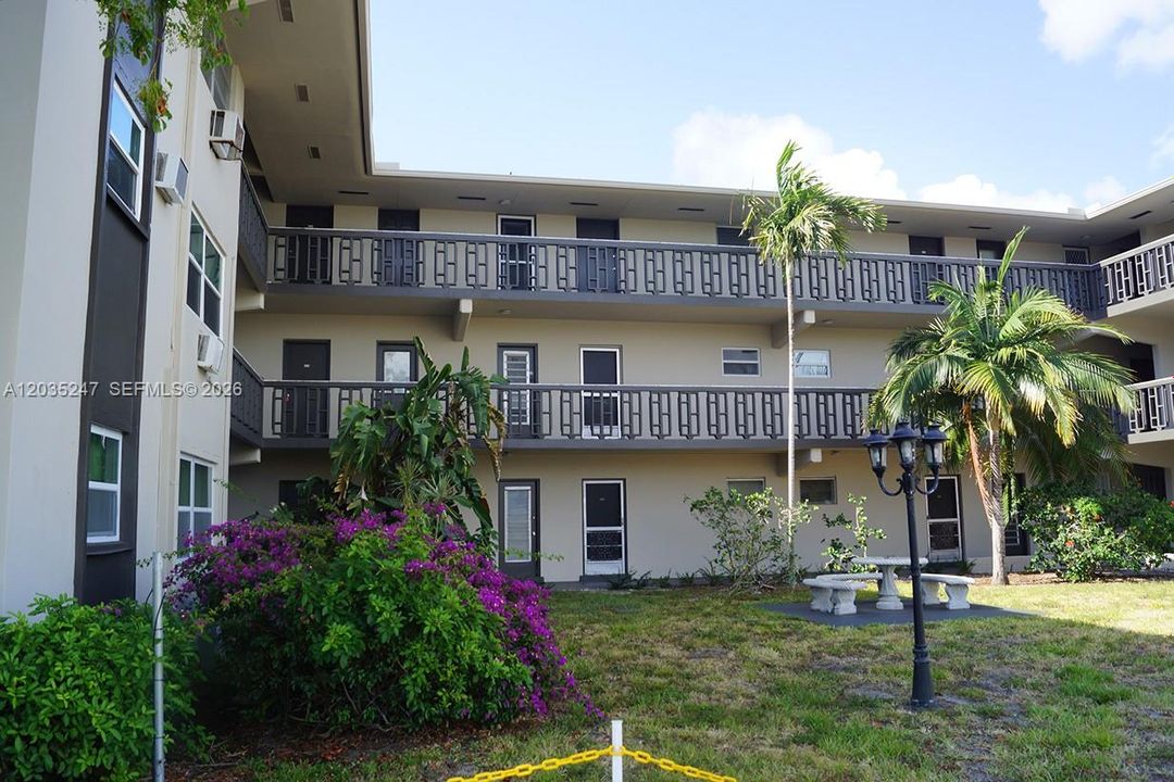 For Sale: $160,000 (1 beds, 1 baths, 640 Square Feet)