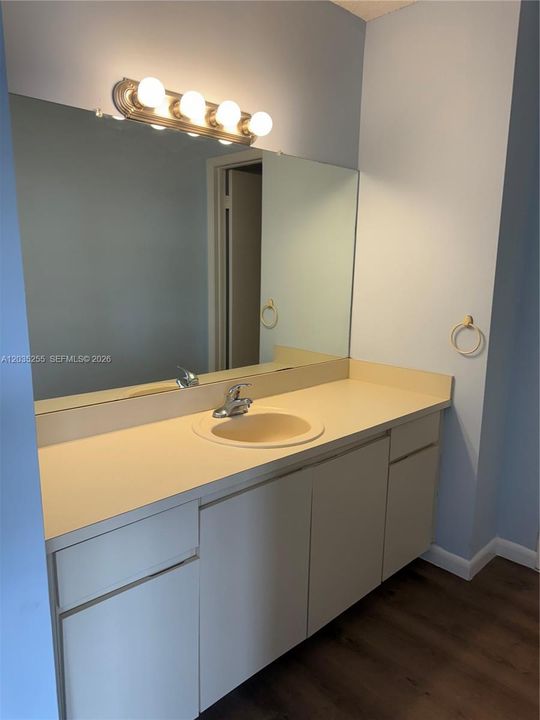 В аренду: $2,590 (2 спален, 2 ванн, 1210 Квадратных фут)