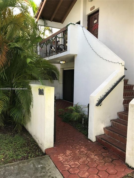 For Rent: $2,300 (2 beds, 2 baths, 847 Square Feet)