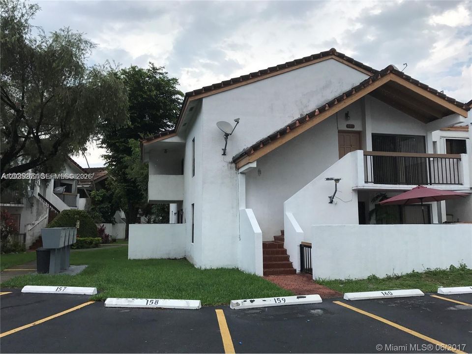For Rent: $2,300 (2 beds, 2 baths, 847 Square Feet)