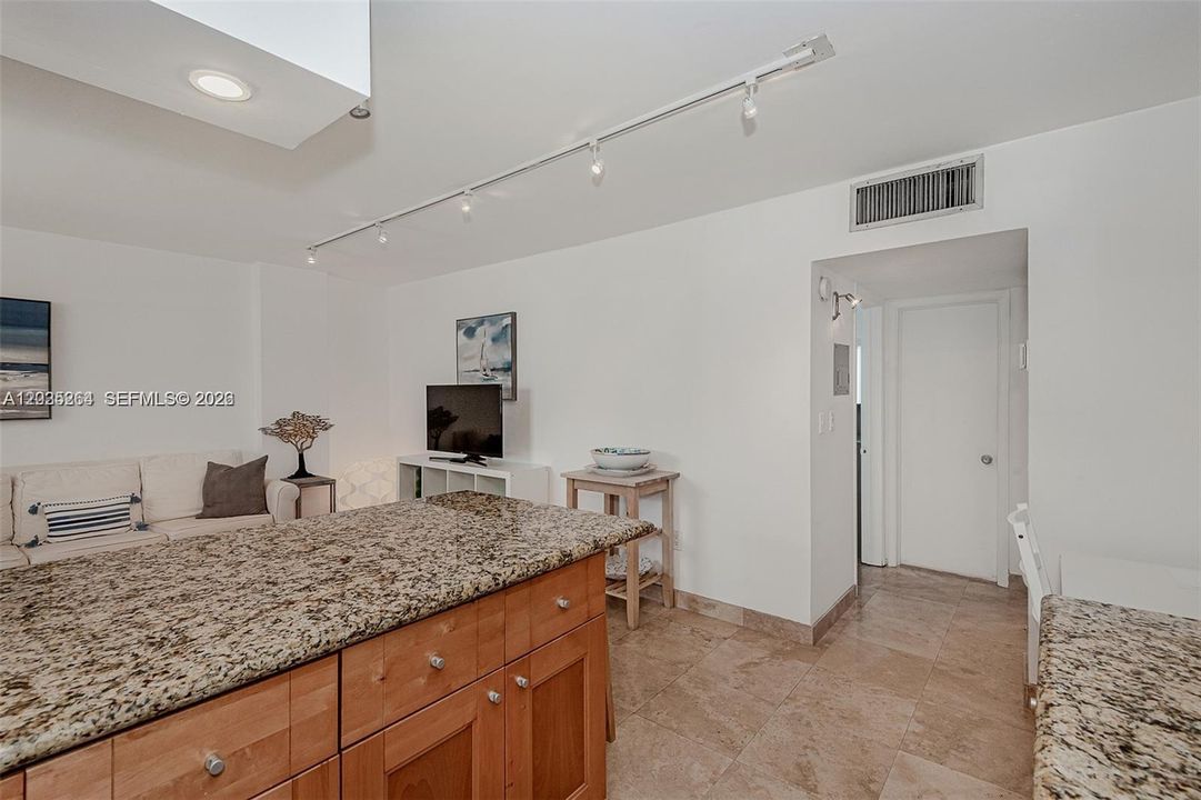 For Rent: $2,550 (1 beds, 1 baths, 750 Square Feet)