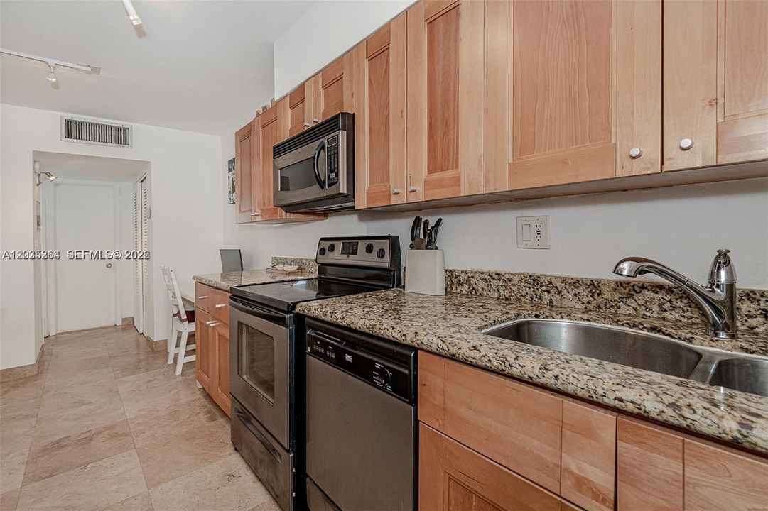 For Rent: $2,550 (1 beds, 1 baths, 750 Square Feet)