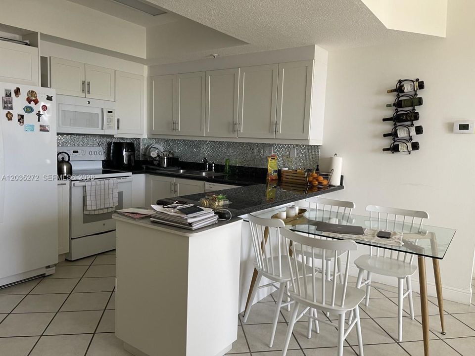 В аренду: $2,800 (2 спален, 2 ванн, 917 Квадратных фут)