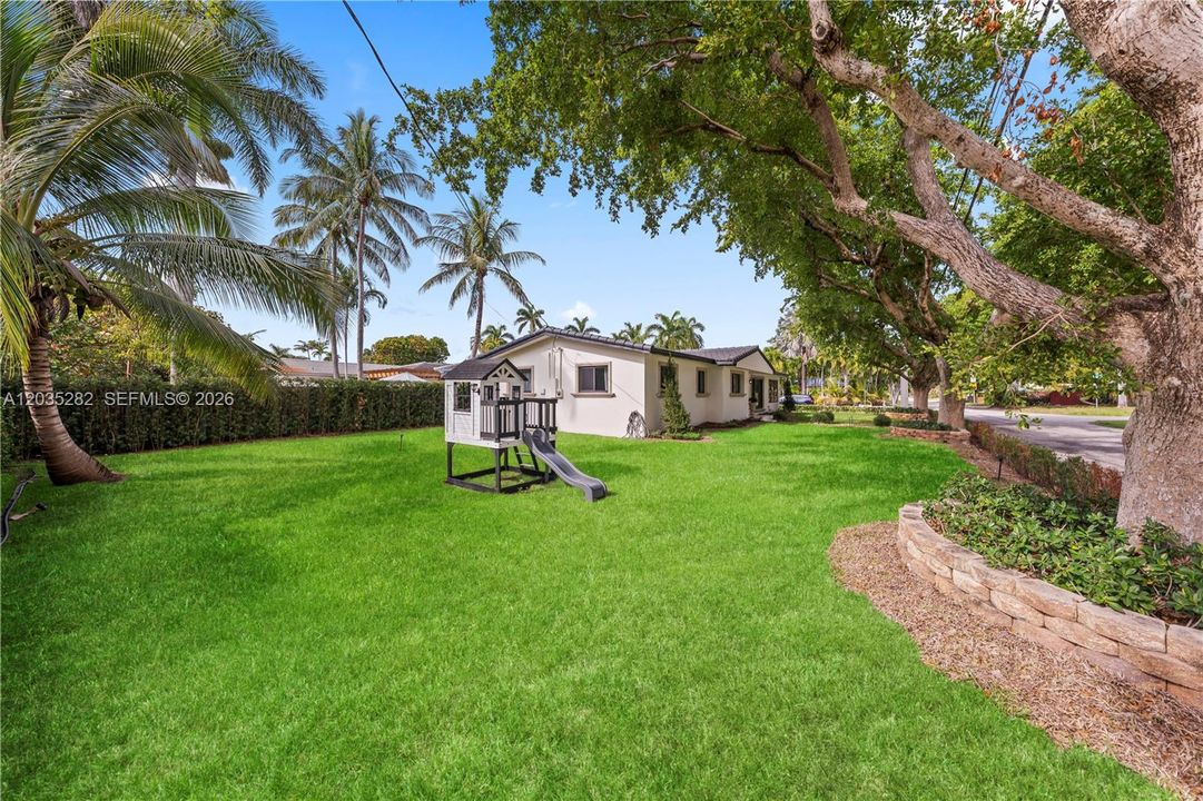 For Sale: $999,000 (3 beds, 2 baths, 1526 Square Feet)