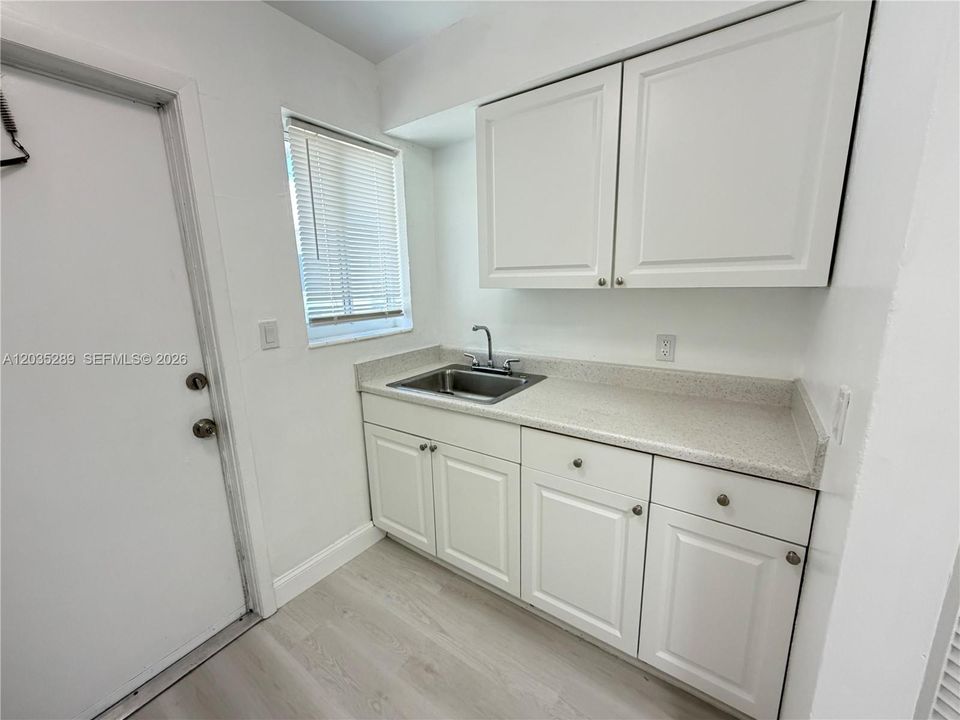 For Rent: $1,700 (2 beds, 1 baths, 649 Square Feet)