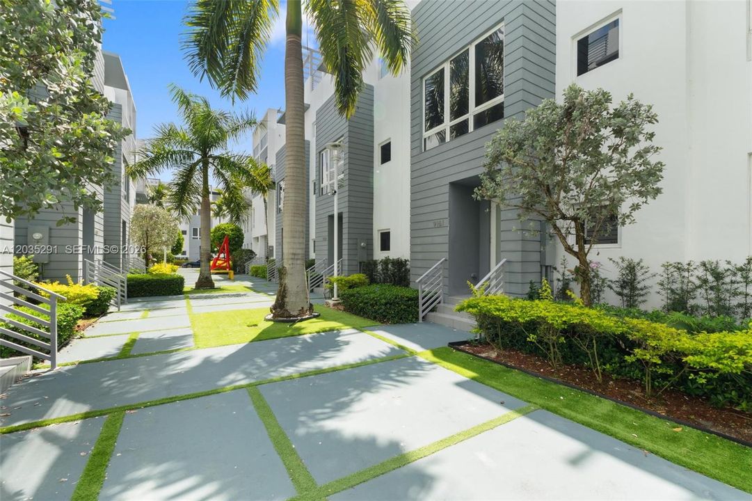 En Venta: $925,000 (4 camas, 3 baños, 2408 Pies cuadrados)