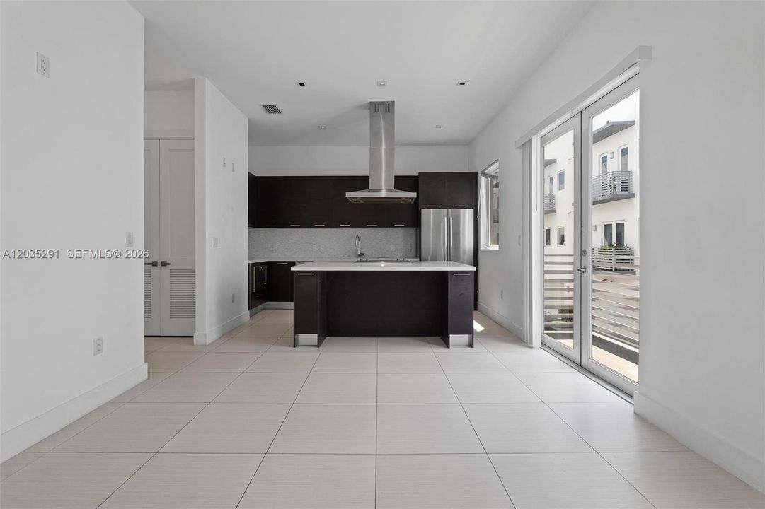 En Venta: $925,000 (4 camas, 3 baños, 2408 Pies cuadrados)