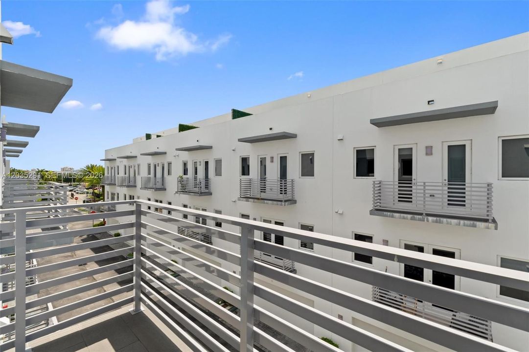En Venta: $925,000 (4 camas, 3 baños, 2408 Pies cuadrados)