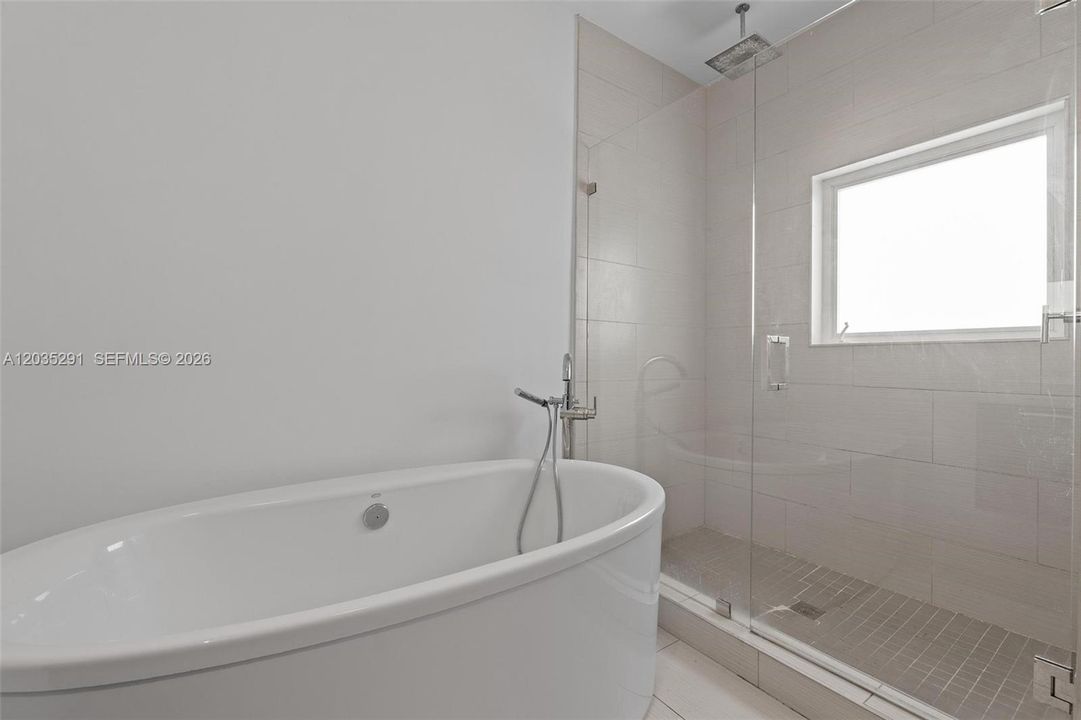 En Venta: $925,000 (4 camas, 3 baños, 2408 Pies cuadrados)