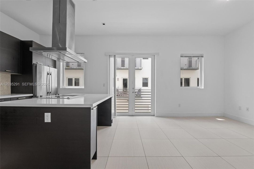 En Venta: $925,000 (4 camas, 3 baños, 2408 Pies cuadrados)
