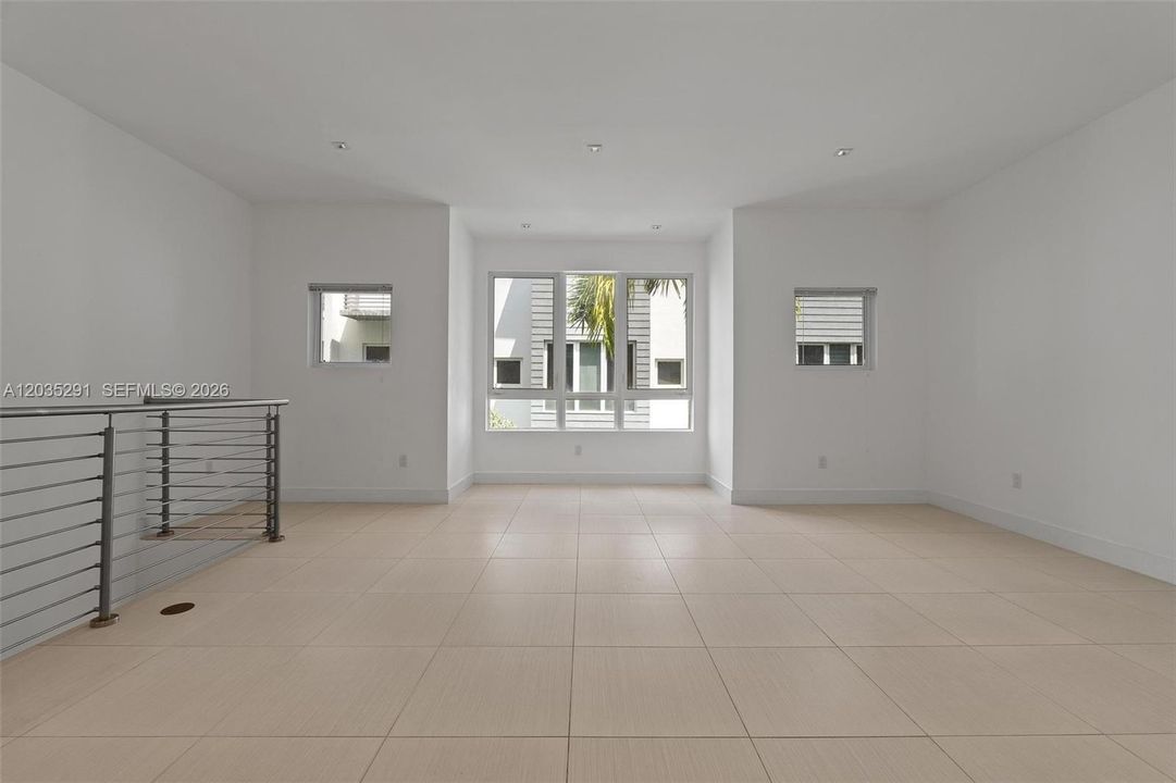 En Venta: $925,000 (4 camas, 3 baños, 2408 Pies cuadrados)
