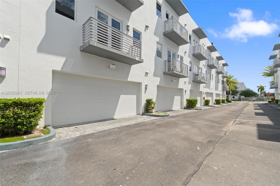 En Venta: $925,000 (4 camas, 3 baños, 2408 Pies cuadrados)