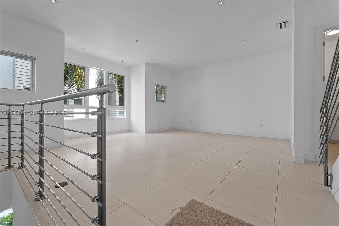 En Venta: $925,000 (4 camas, 3 baños, 2408 Pies cuadrados)