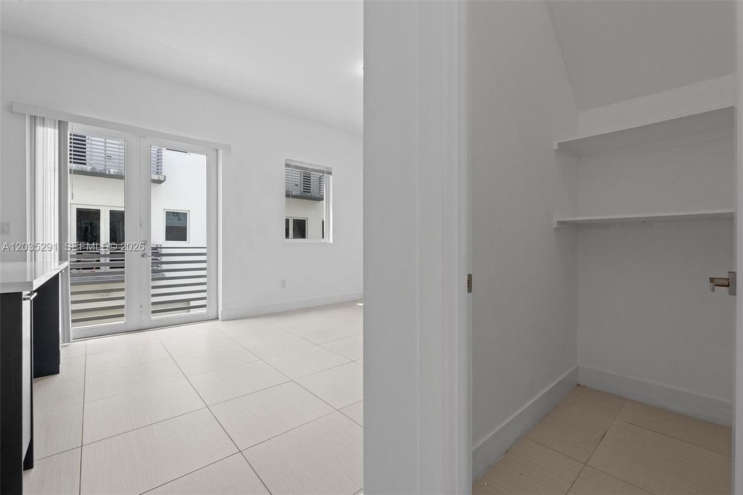 En Venta: $925,000 (4 camas, 3 baños, 2408 Pies cuadrados)