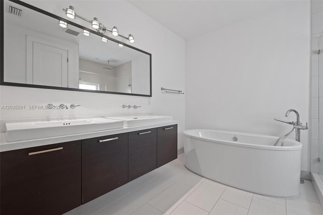 En Venta: $925,000 (4 camas, 3 baños, 2408 Pies cuadrados)