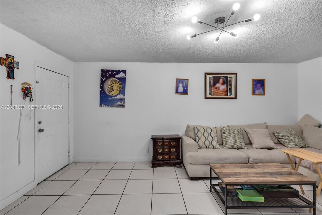 For Sale: $385,000 (4 beds, 2 baths, 1211 Square Feet)