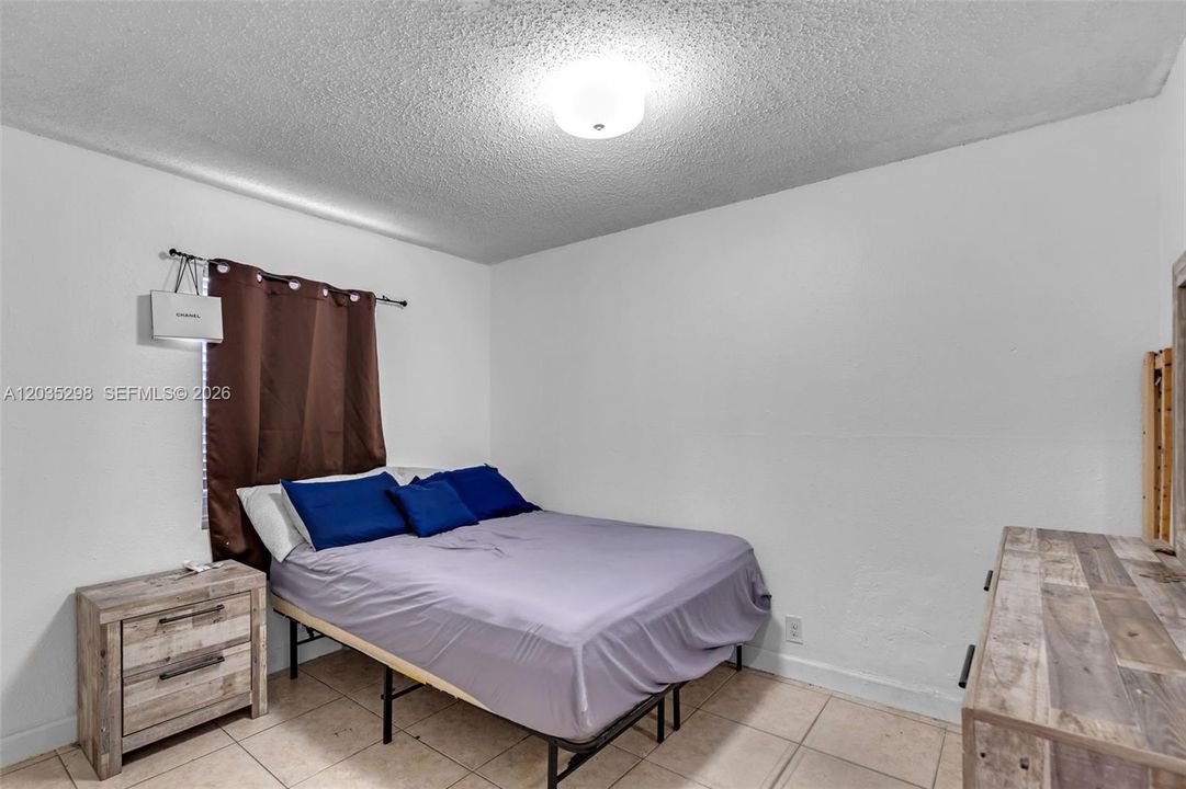 For Sale: $385,000 (4 beds, 2 baths, 1211 Square Feet)