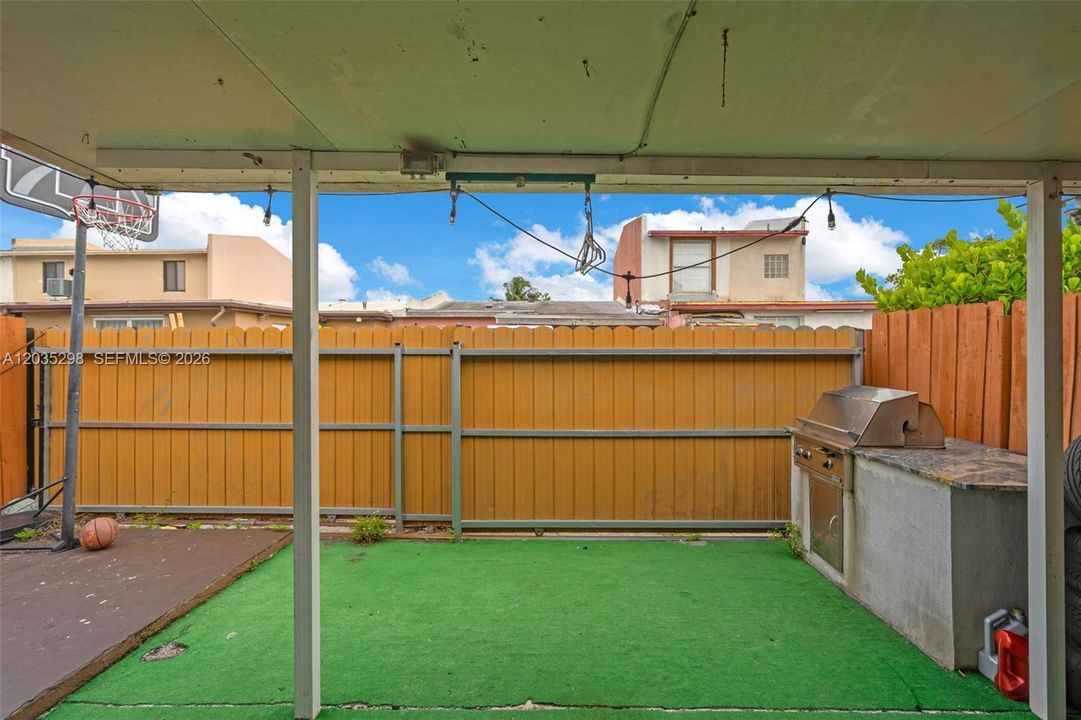 For Sale: $385,000 (4 beds, 2 baths, 1211 Square Feet)
