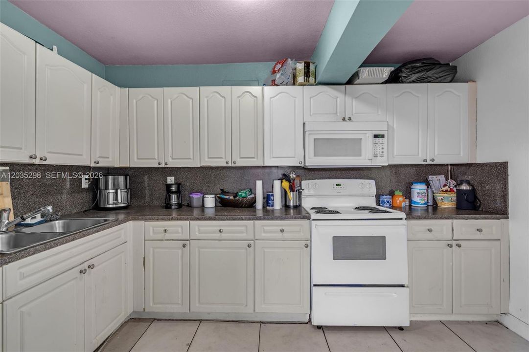 For Sale: $385,000 (4 beds, 2 baths, 1211 Square Feet)