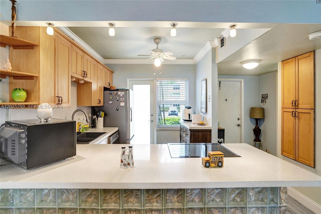 For Sale: $245,000 (1 beds, 1 baths, 850 Square Feet)