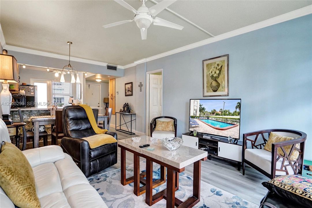 For Sale: $245,000 (1 beds, 1 baths, 850 Square Feet)